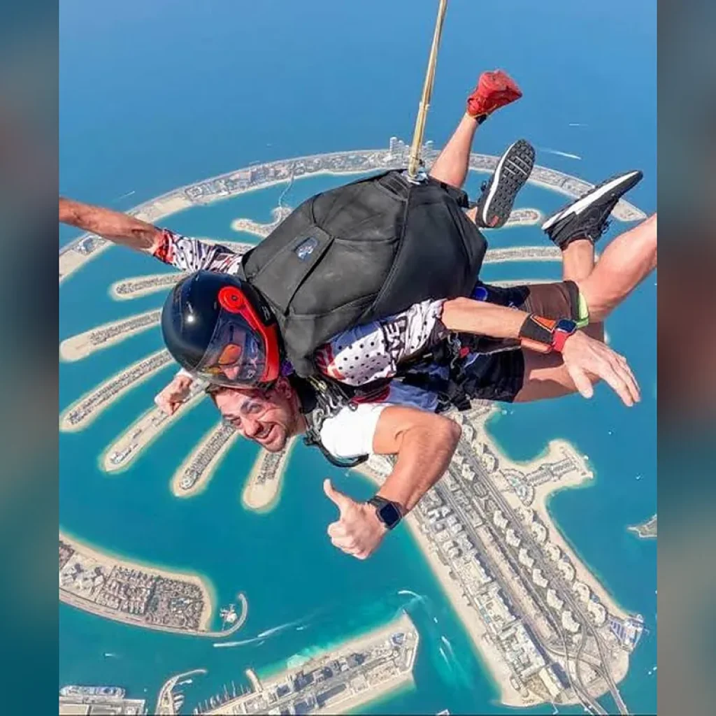 dubai-tandem-skydiving-thumbs-up